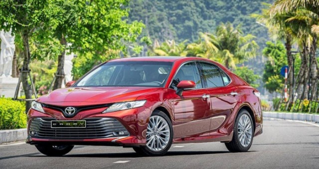 Toyota giảm giá cực mạnh lên tới 40 triệu cho Camry, dọn kho đón phiên bản mới